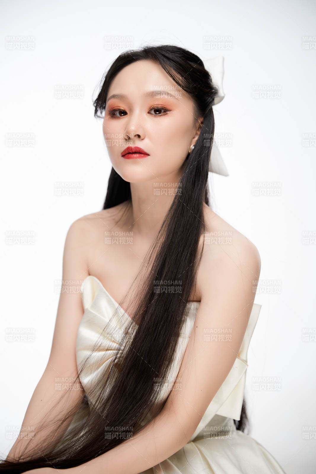 女性婚纱妆面图片