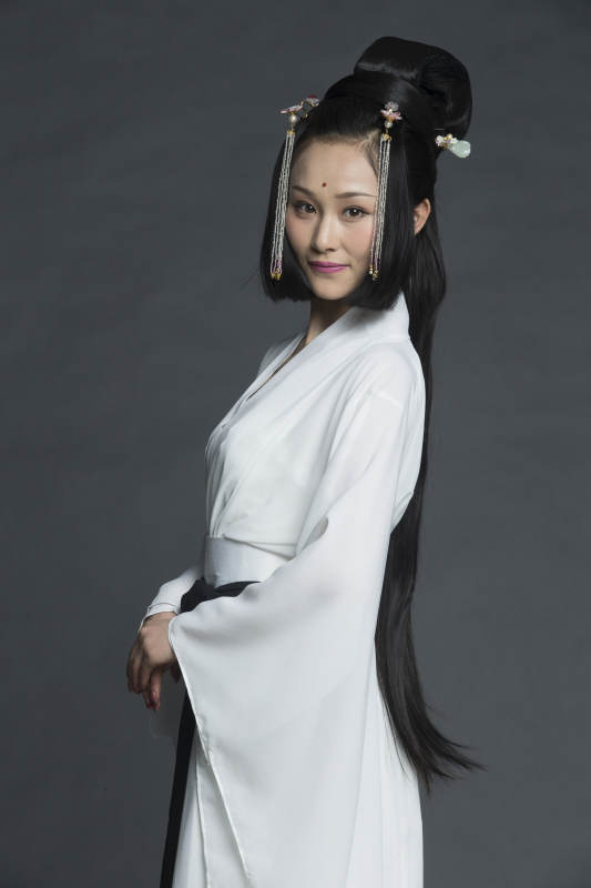 身穿古装的汉服女性人像汉服影棚拍摄图片