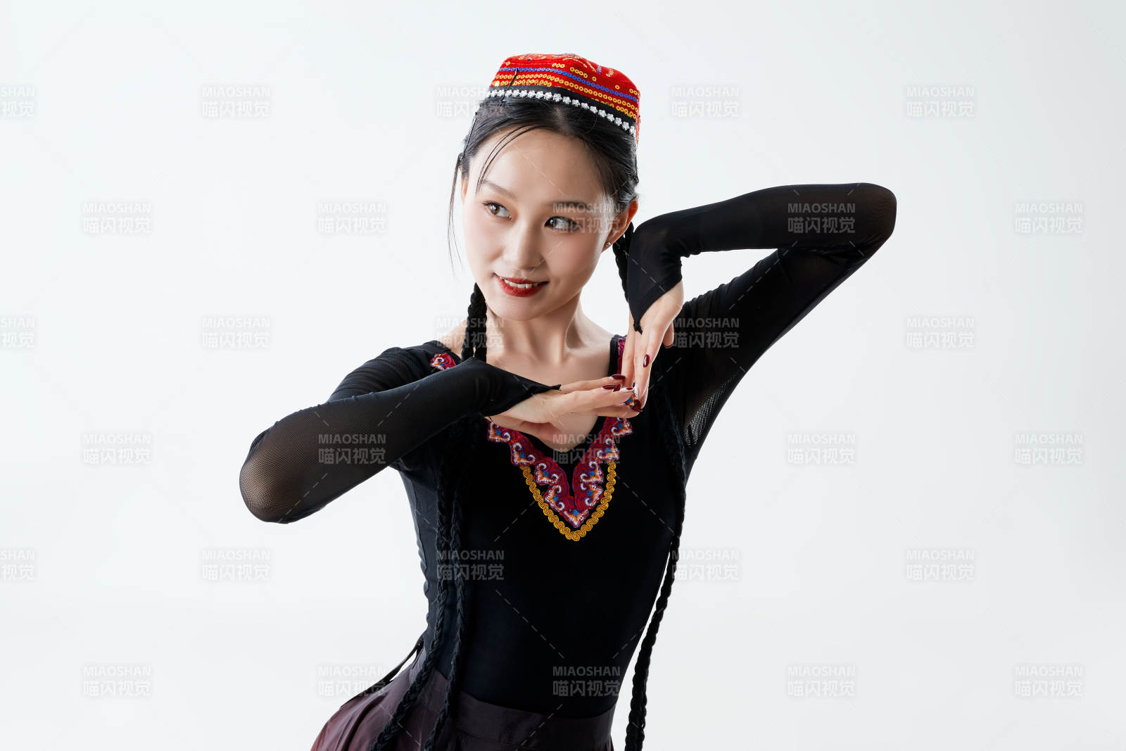 穿着新疆维吾尔族服饰跳舞的少女图片