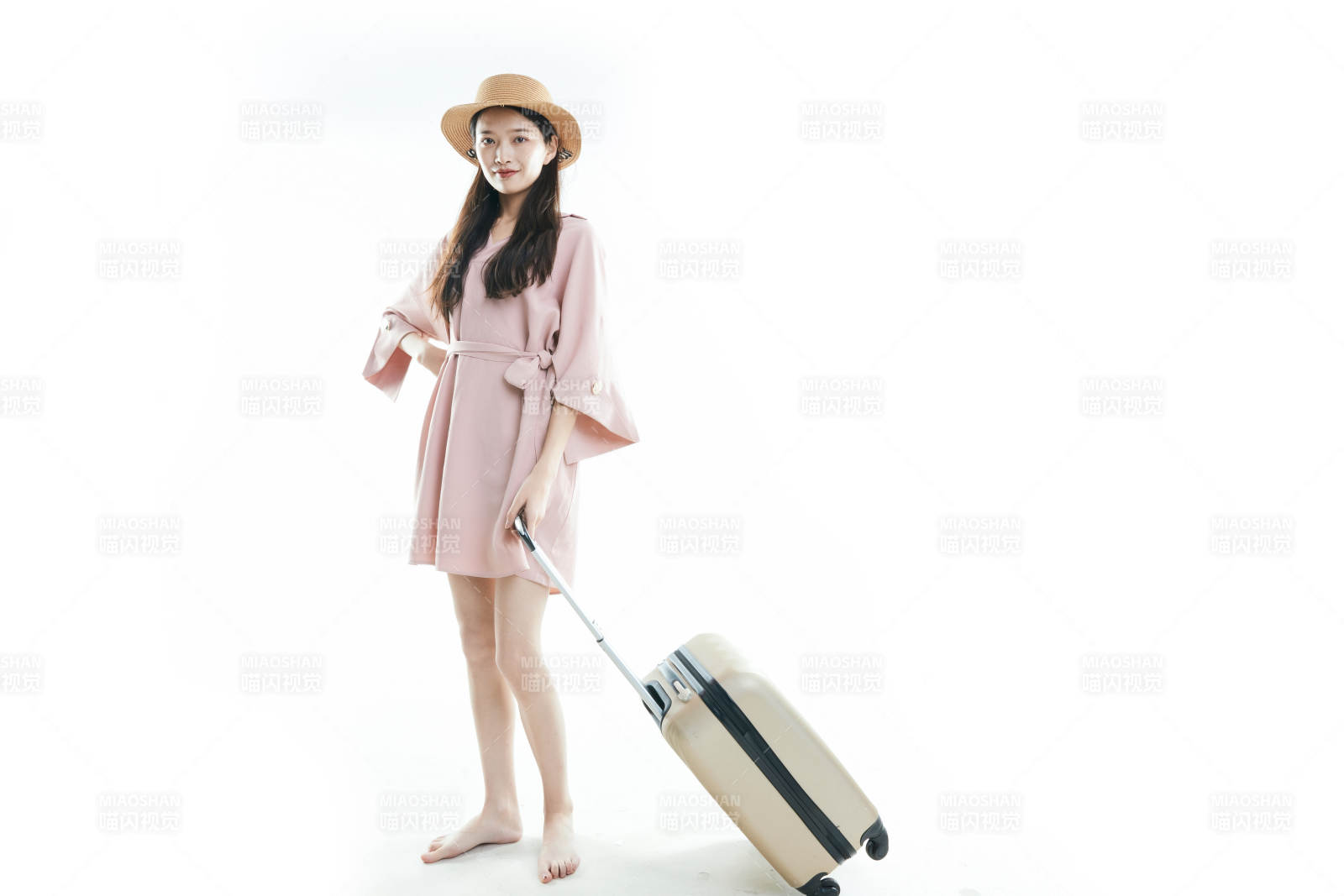 白色背景下准备出发旅行的美丽东方女大学生图片