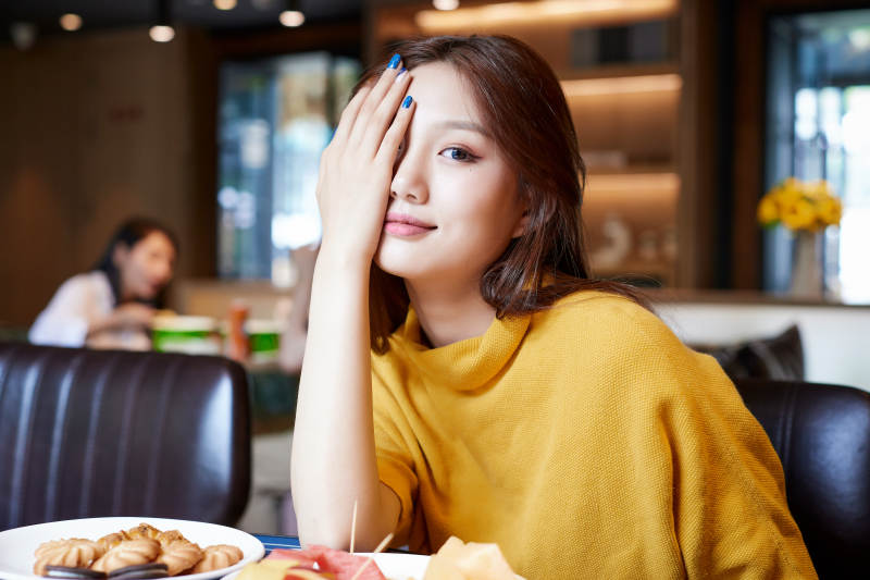 在图书咖啡馆阅读书籍的少女图片