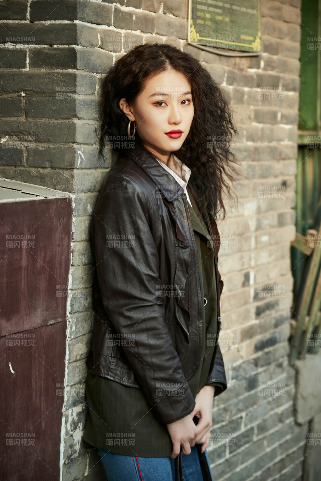 老旧城区里穿着复古港风的美丽清纯少女图片