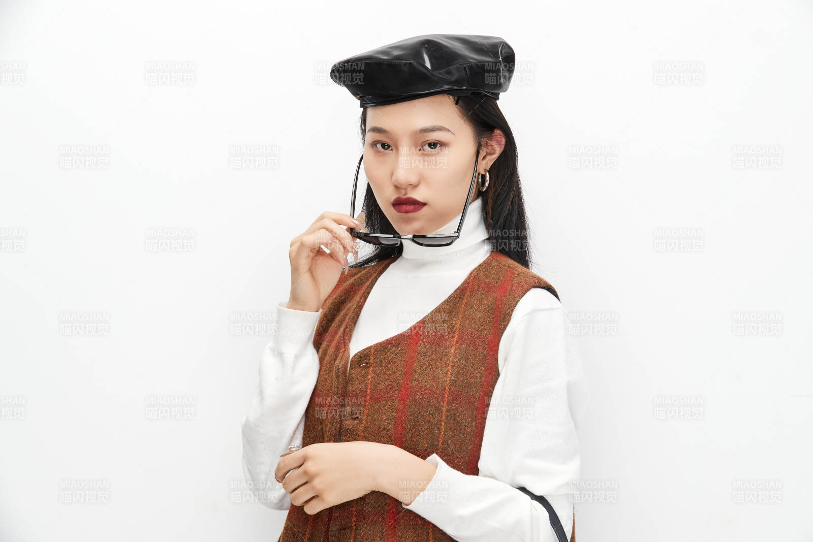 身穿复古服装的亚洲少女人像图片