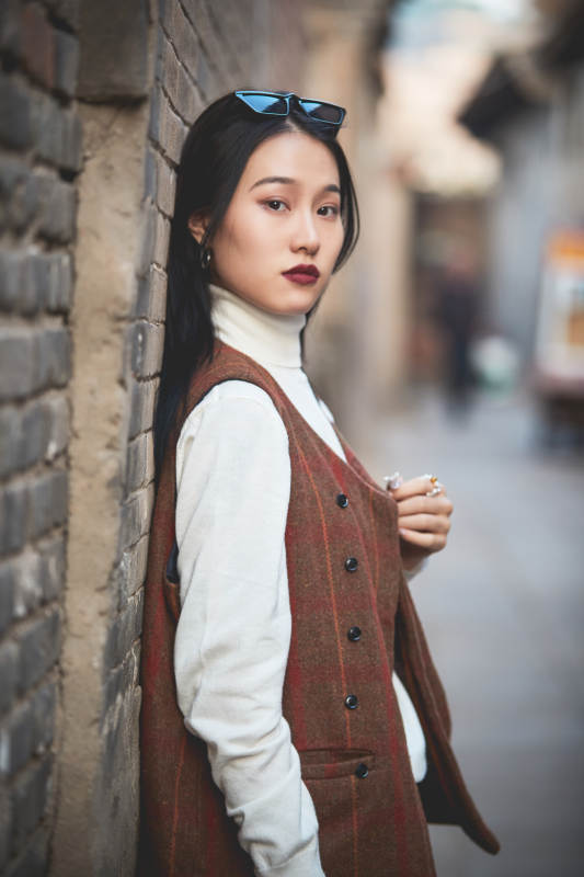 老旧城区里穿着复古港风的美丽清纯少女图片