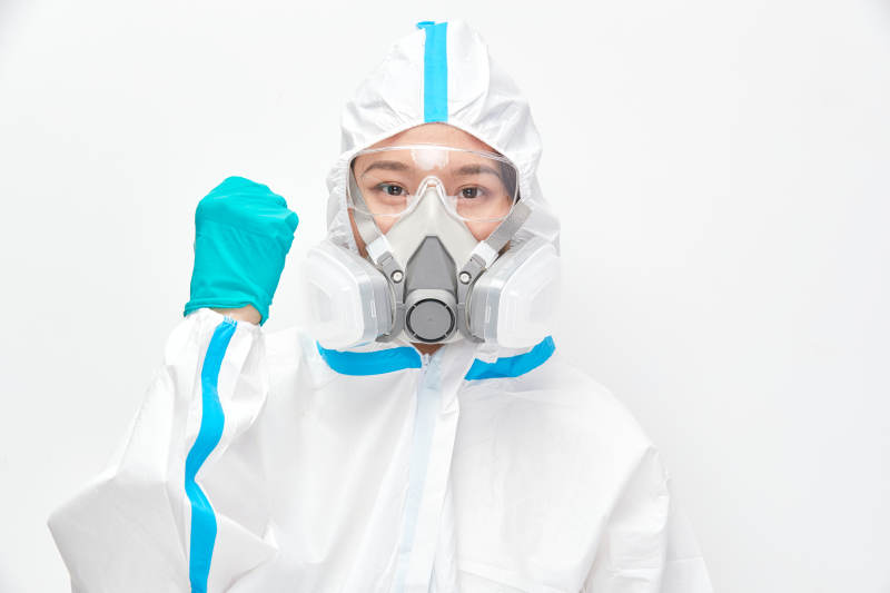 穿白色防护服佩戴护目镜口罩的女性医疗人员图片