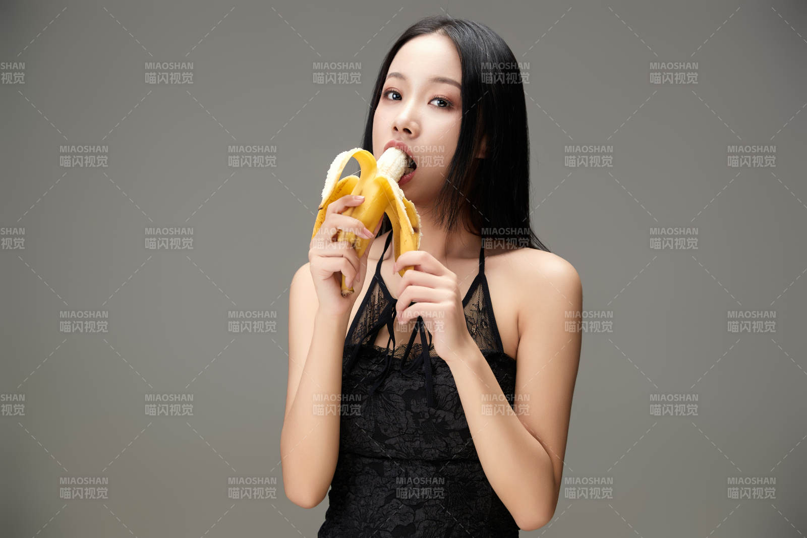 吃水果的亚洲东方长发少女图片