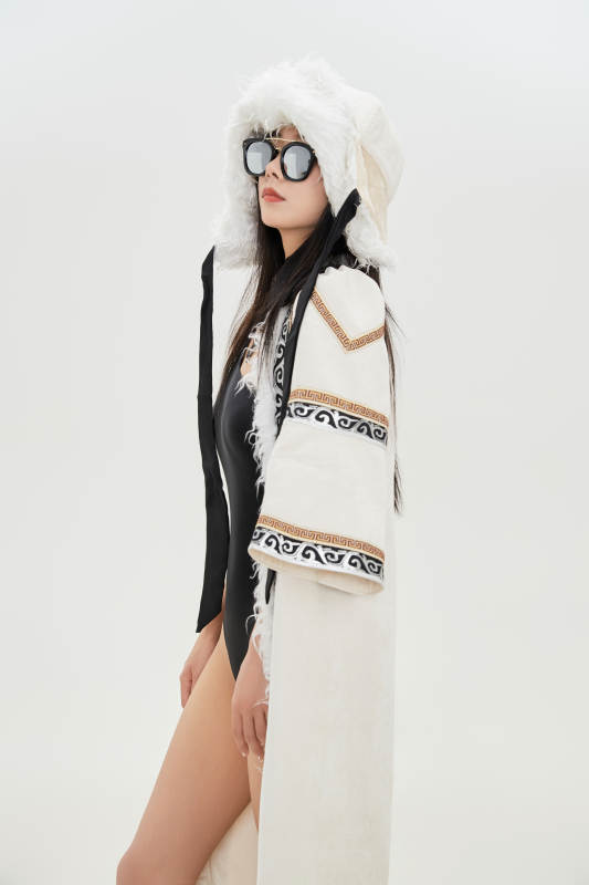 身穿混搭风格蒙族服饰的美女图片