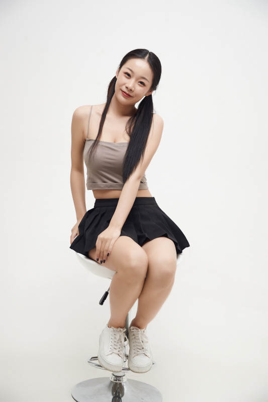 白色背景下的美丽可爱大学生图片