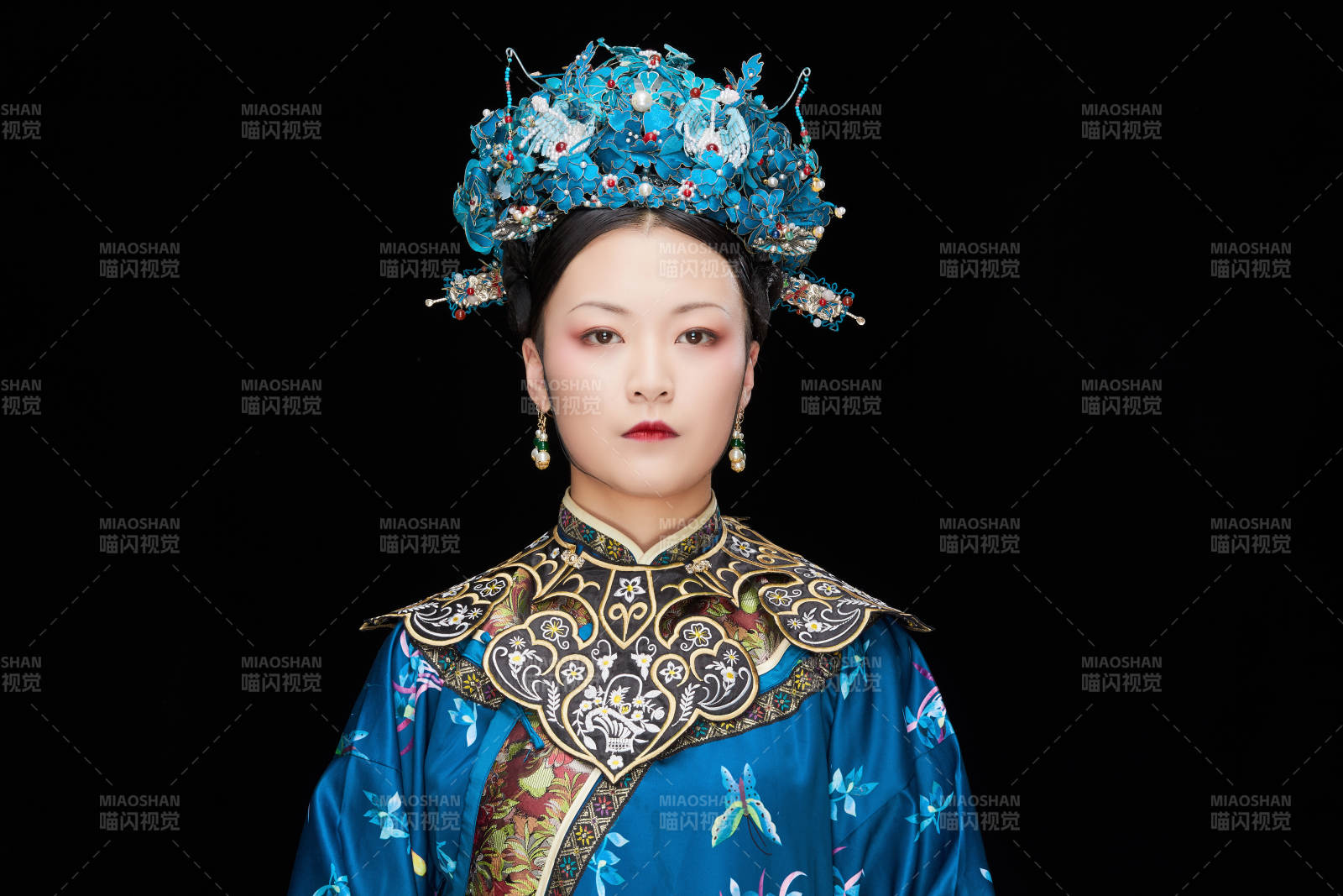 黑色背景下的清代女性古装造型清朝古装图片