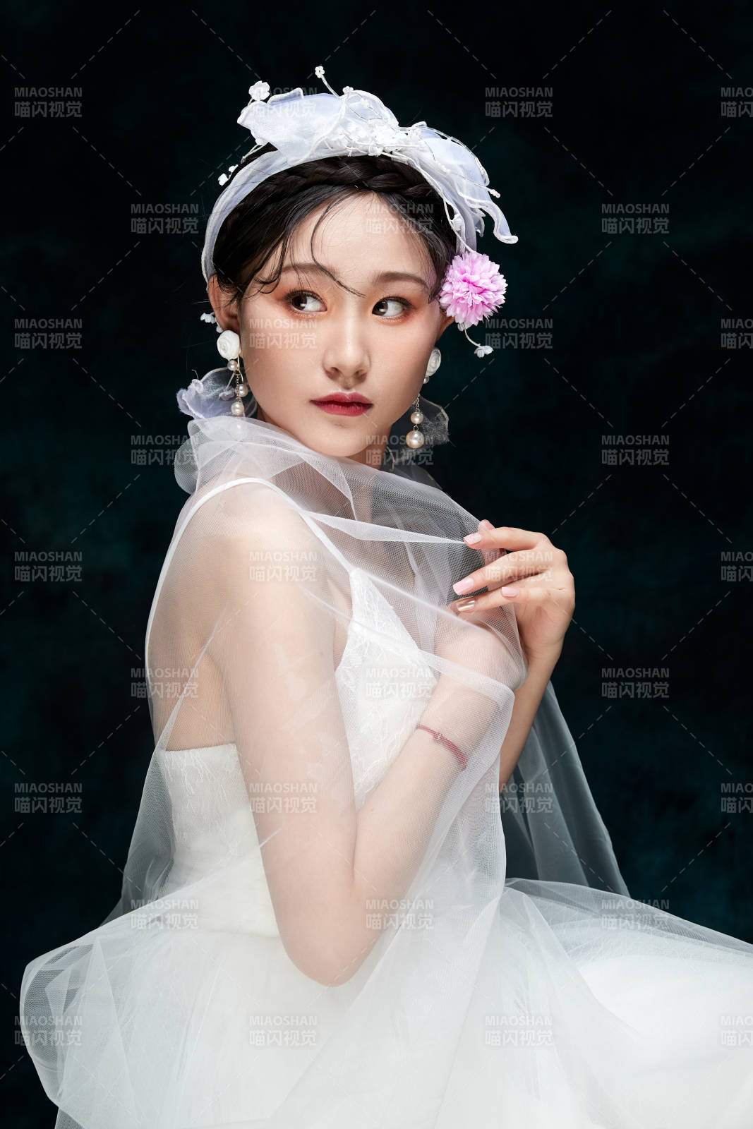 黑色背景下的女性复古婚纱妆面图片