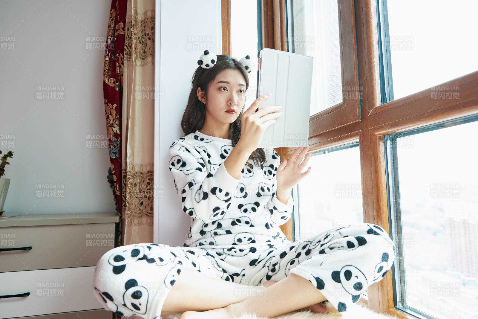 躺在舒适的飘窗上听音乐追剧的亚洲少女图片