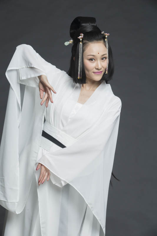 身穿古装的汉服女性人像汉服影棚拍摄图片