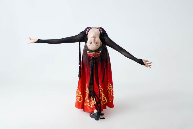 穿着新疆维吾尔族服饰跳舞的少女图片