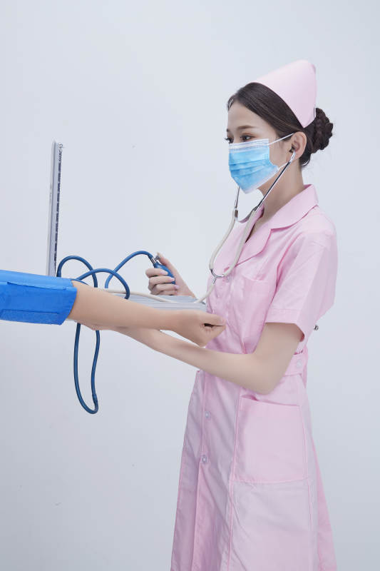 手拿血压测量仪为患者诊治量血压的女性护士图片