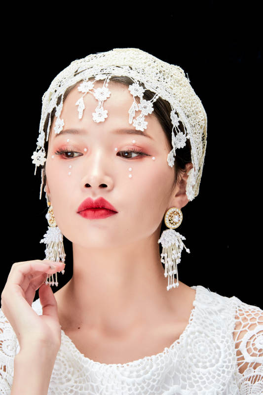 黑色背景下的美妆新娘彩妆人像图片