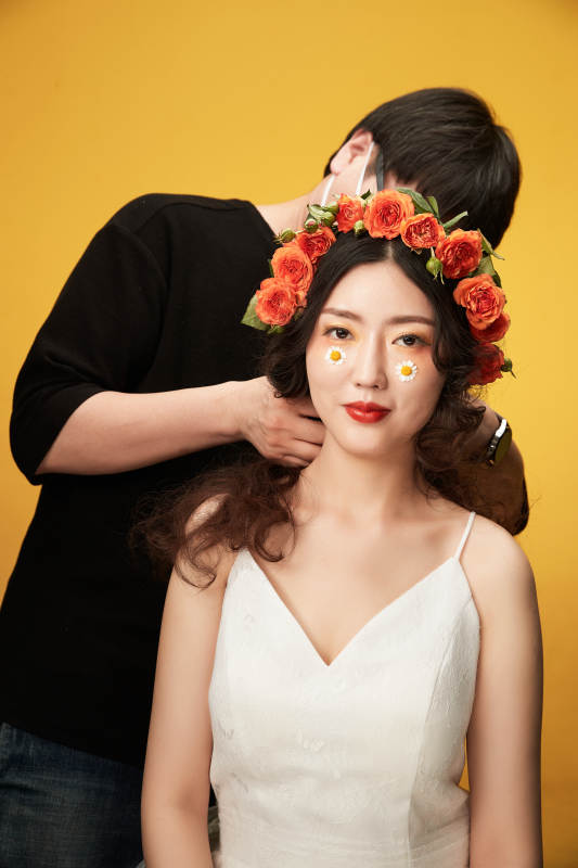 进行美妆化妆的化妆师与模特图片