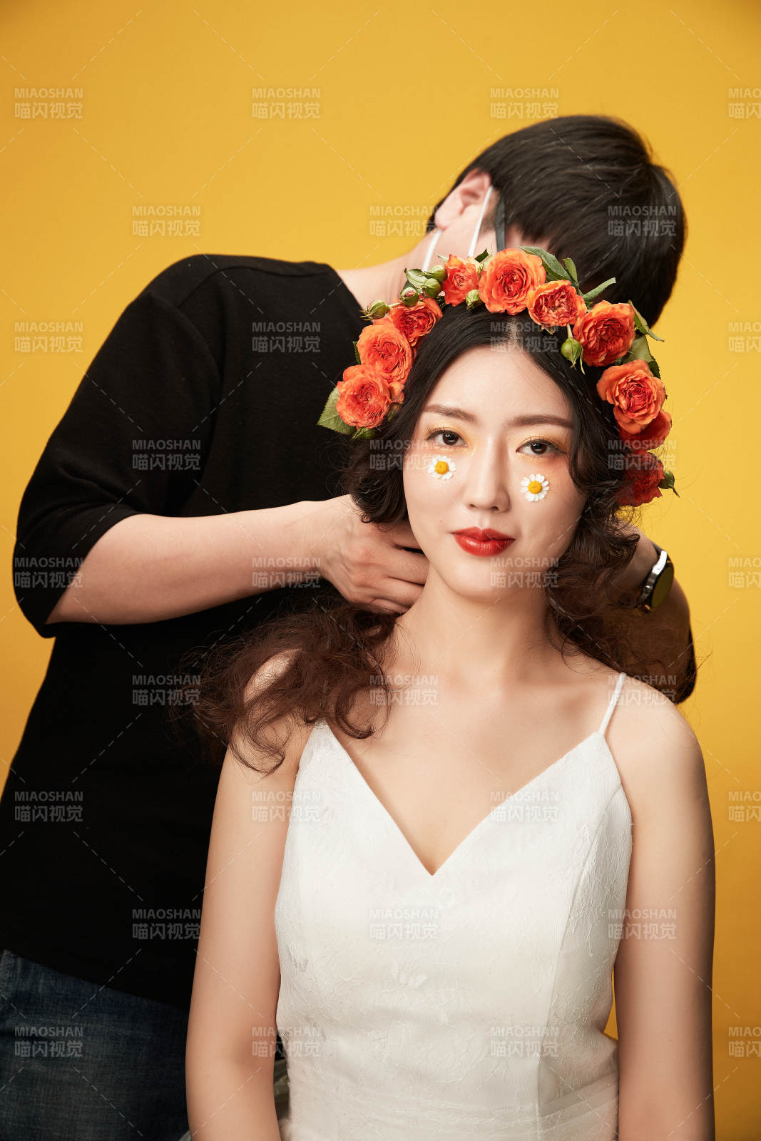 进行美妆化妆的化妆师与模特图片