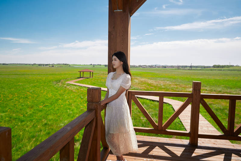 盛夏在草原湿地公园游玩的姑娘图片