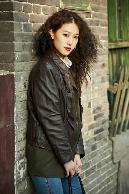 老旧城区里穿着复古港风的美丽清纯少女图片