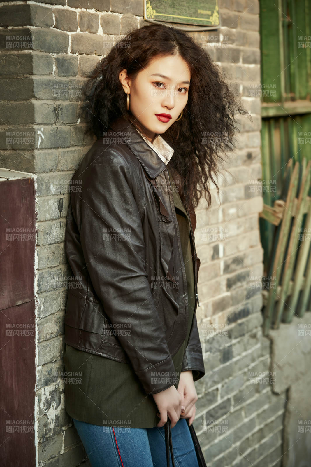 老旧城区里穿着复古港风的美丽清纯少女图片