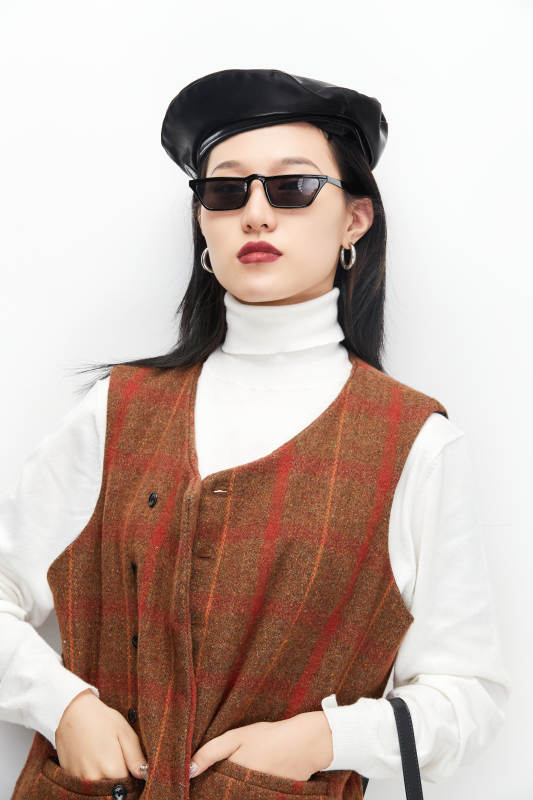 身穿复古服装的亚洲少女人像图片