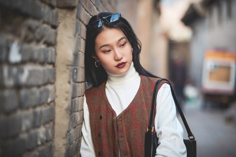 老旧城区里穿着复古港风的美丽清纯少女图片