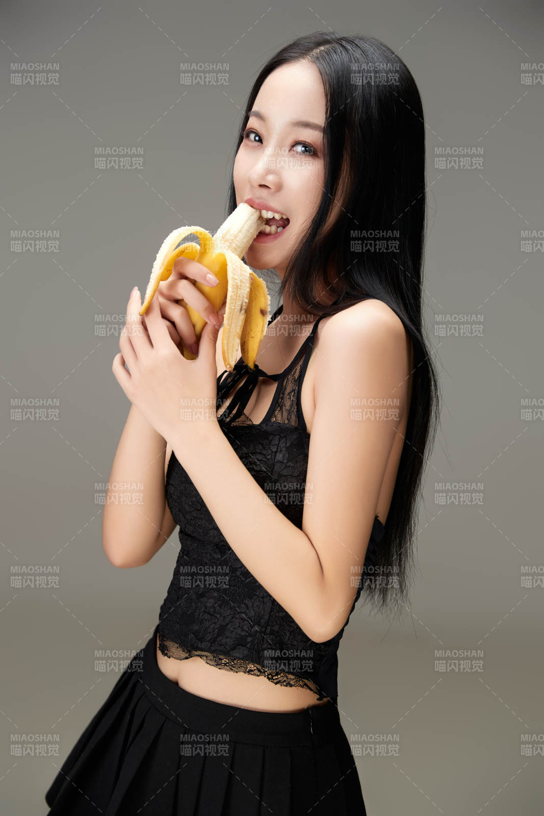 吃水果的亚洲东方长发少女图片