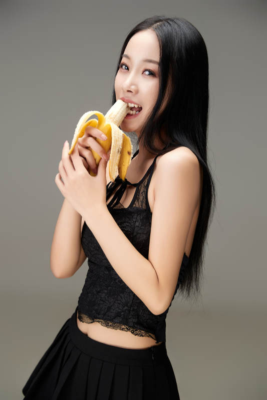 吃水果的亚洲东方长发少女图片