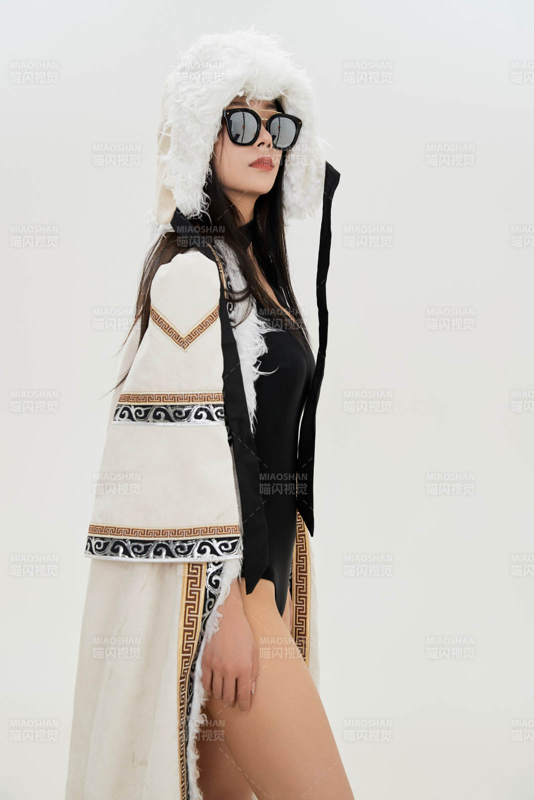 身穿混搭风格蒙族服饰的美女图片