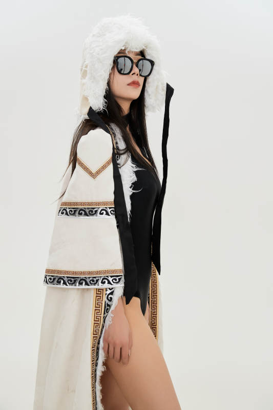 身穿混搭风格蒙族服饰的美女图片