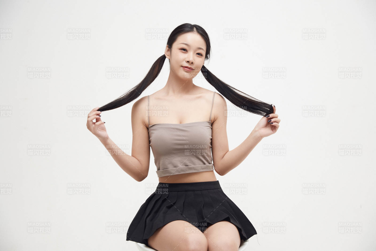 白色背景下的美丽可爱大学生图片