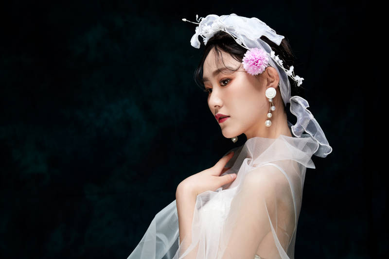 黑色背景下的女性复古婚纱妆面图片