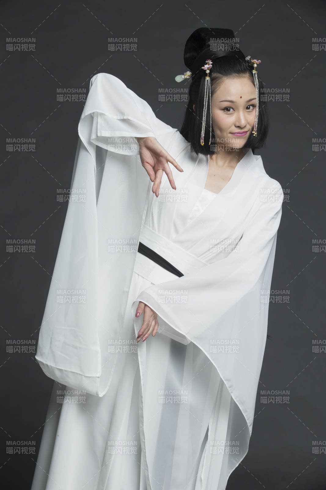 身穿古装的汉服女性人像汉服影棚拍摄图片