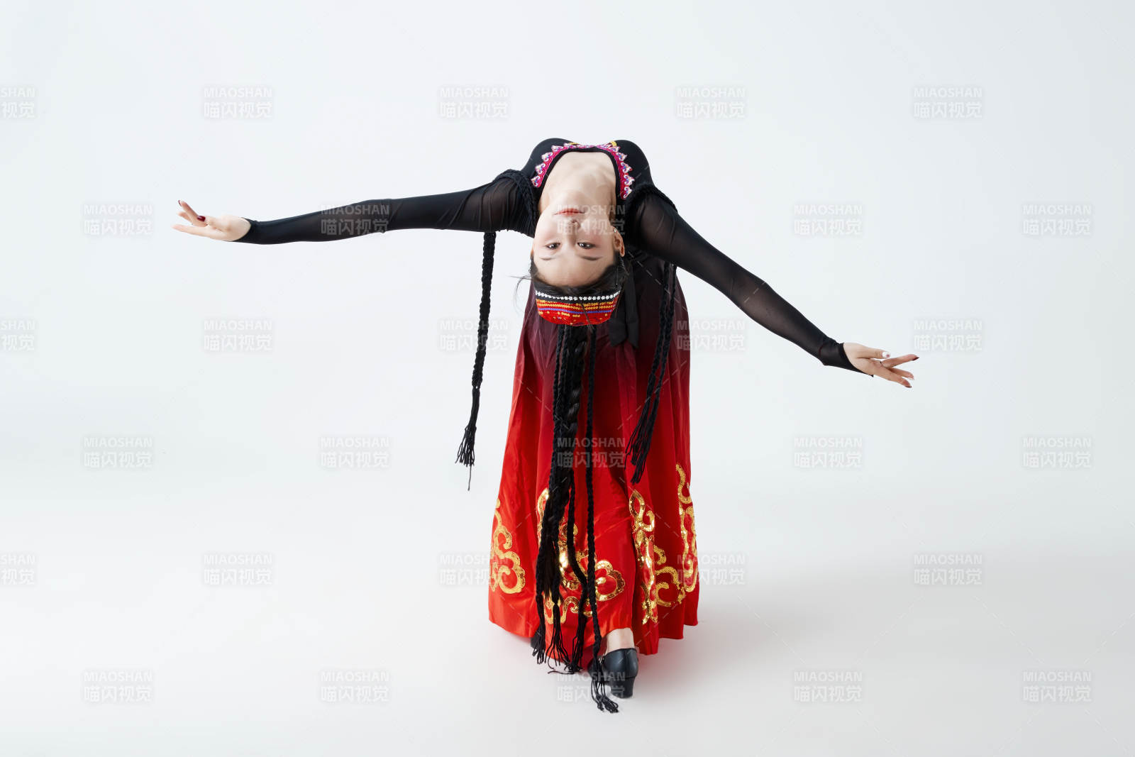 穿着新疆维吾尔族服饰跳舞的少女图片