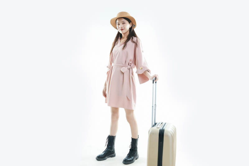 白色背景下准备出发旅行的美丽东方女大学生图片