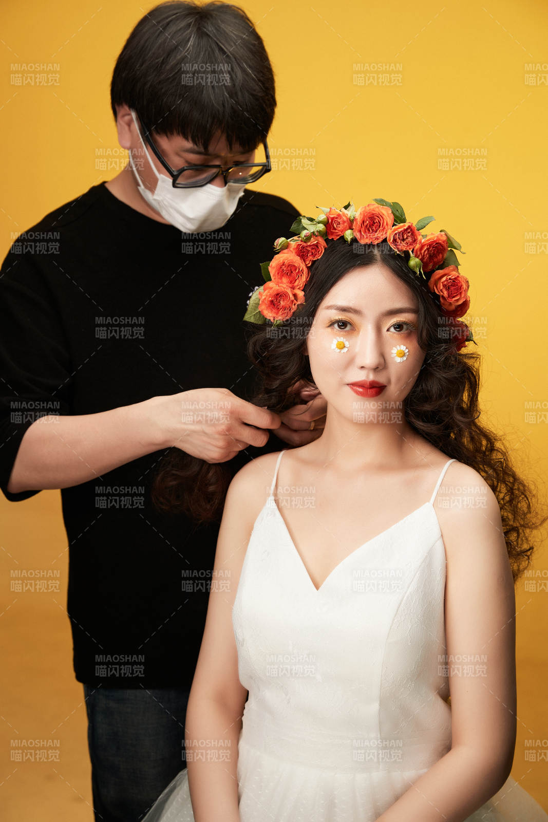 进行美妆化妆的化妆师与模特图片