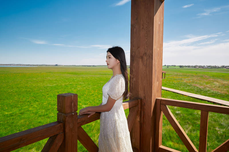 盛夏在草原湿地公园游玩的姑娘图片