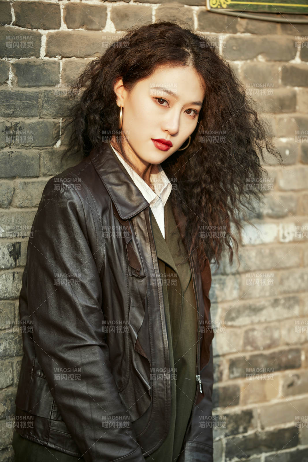 老旧城区里穿着复古港风的美丽清纯少女图片