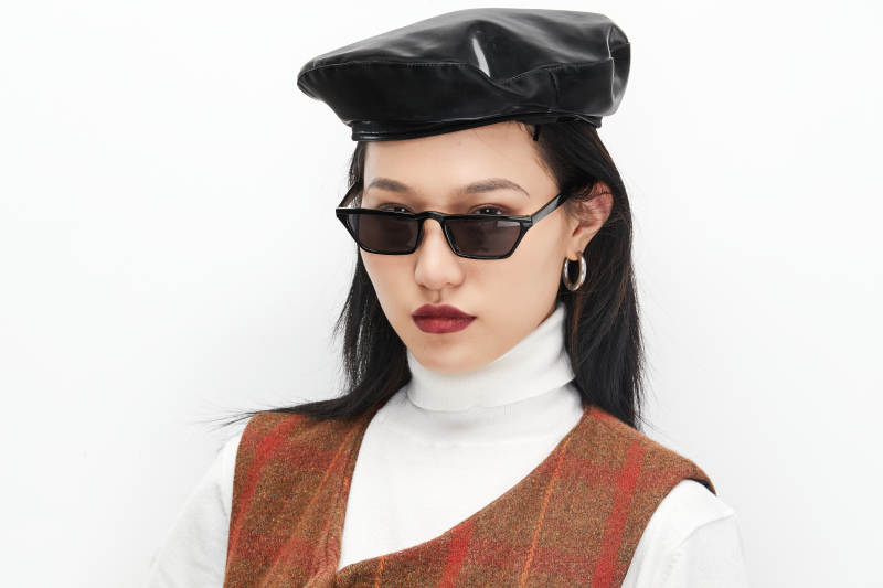 身穿复古服装的亚洲少女人像图片