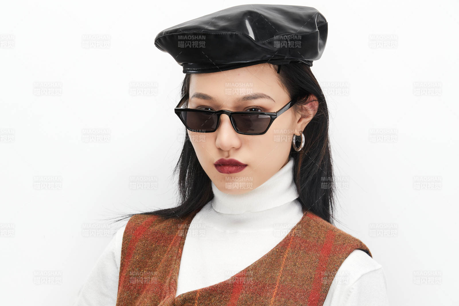 身穿复古服装的亚洲少女人像图片