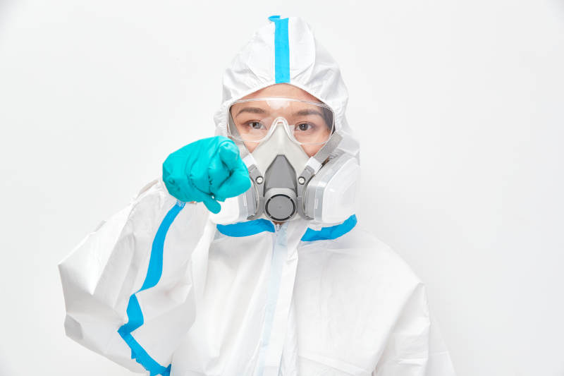 穿白色防护服佩戴护目镜口罩的女性医疗人员图片