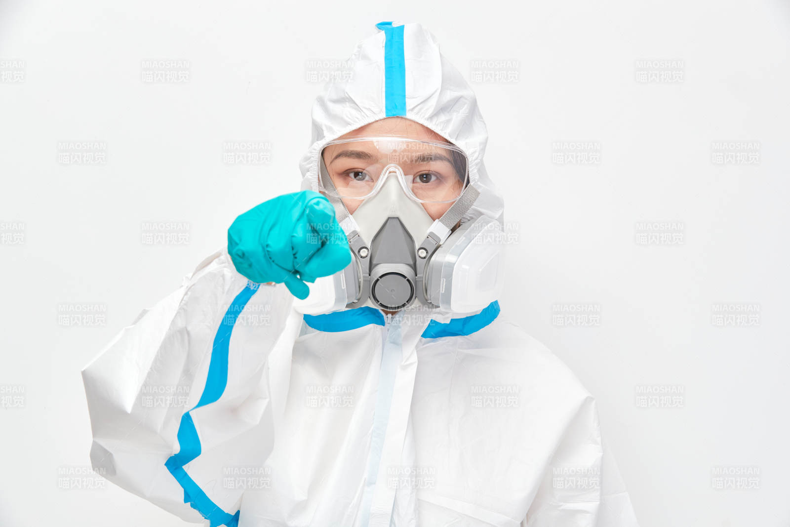 穿白色防护服佩戴护目镜口罩的女性医疗人员图片