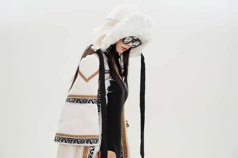 身穿混搭风格蒙族服饰的美女图片