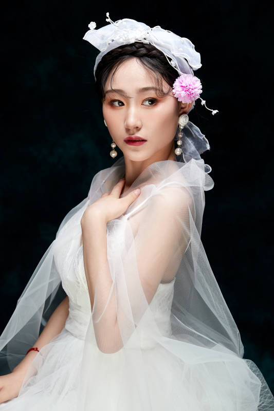 黑色背景下的女性复古婚纱妆面图片