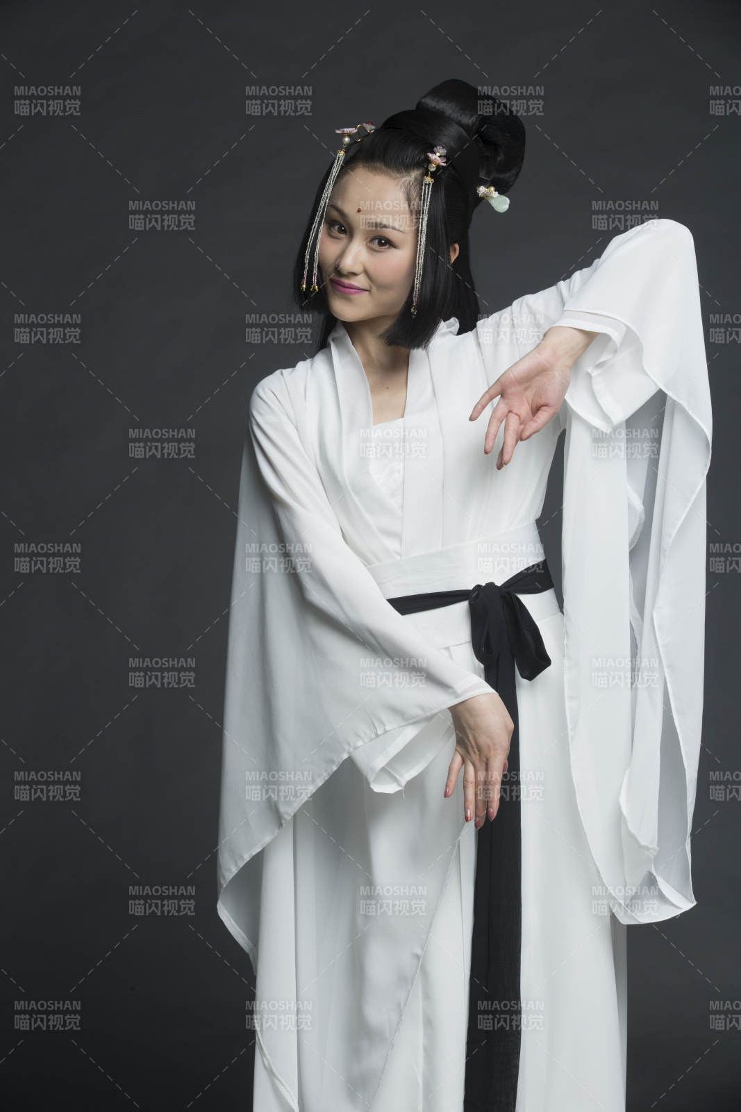 身穿古装的汉服女性人像汉服影棚拍摄图片