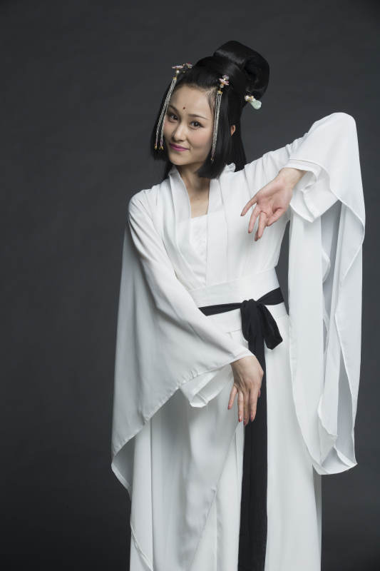 身穿古装的汉服女性人像汉服影棚拍摄图片