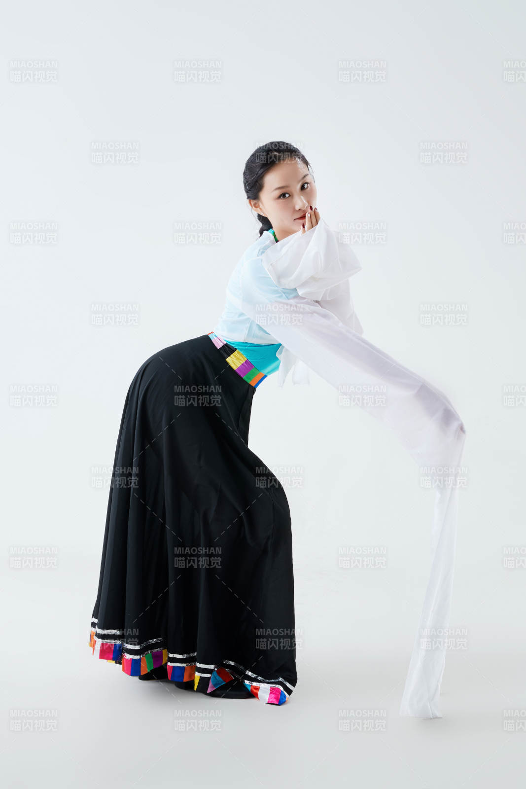 穿着藏族服饰跳着藏族舞蹈的少女图片