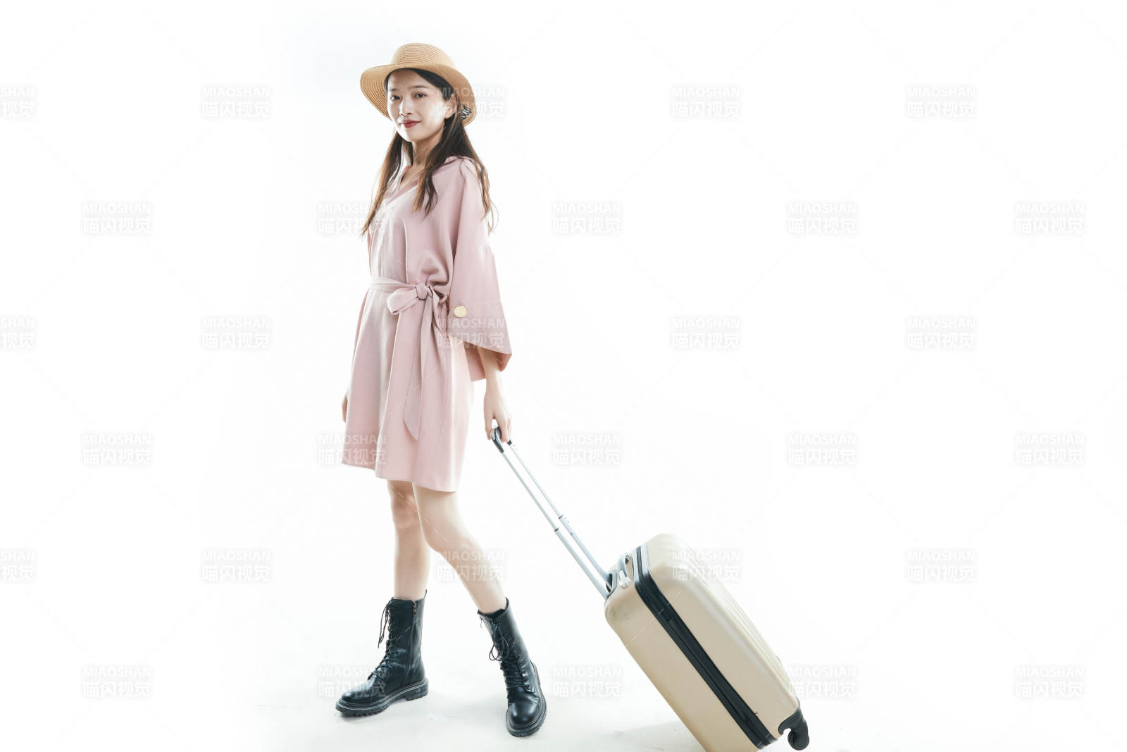 白色背景下准备出发旅行的美丽东方女大学生图片