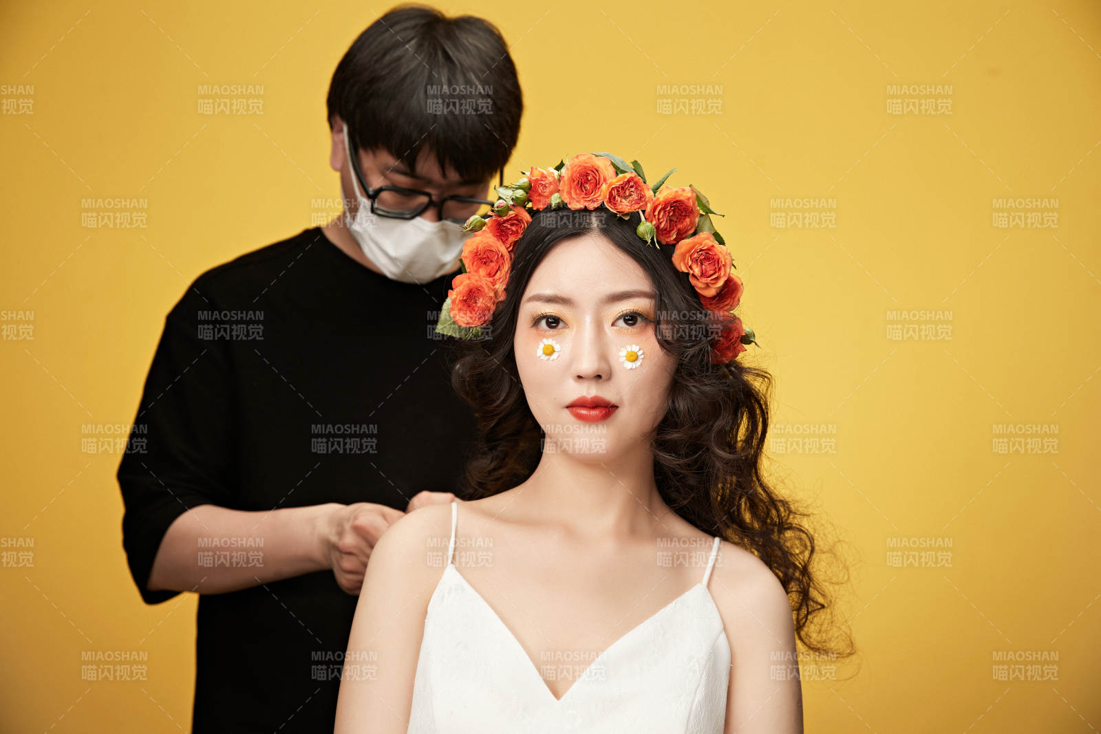 进行美妆化妆的化妆师与模特图片