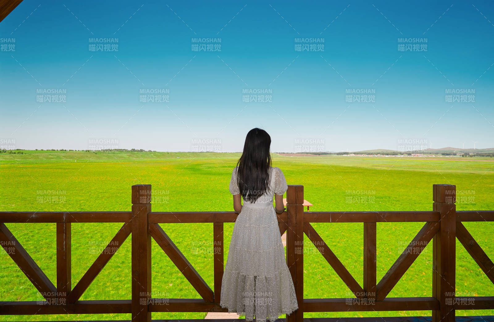 盛夏在草原湿地公园游玩的姑娘图片